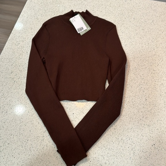 Brown H&M turtleneck - Picture 2 of 3